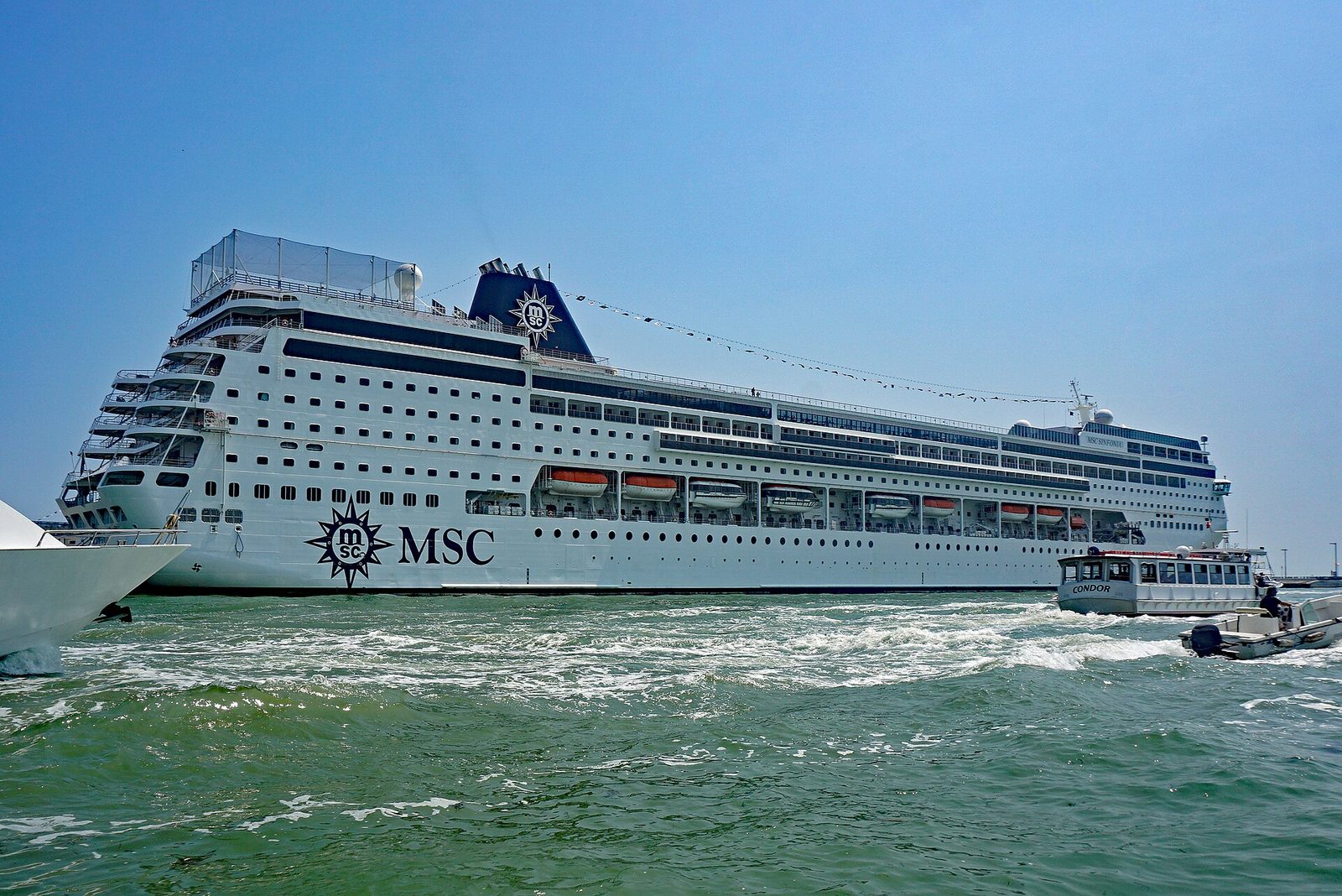 Круизный лайнер MSC Sinfonia в Венеции